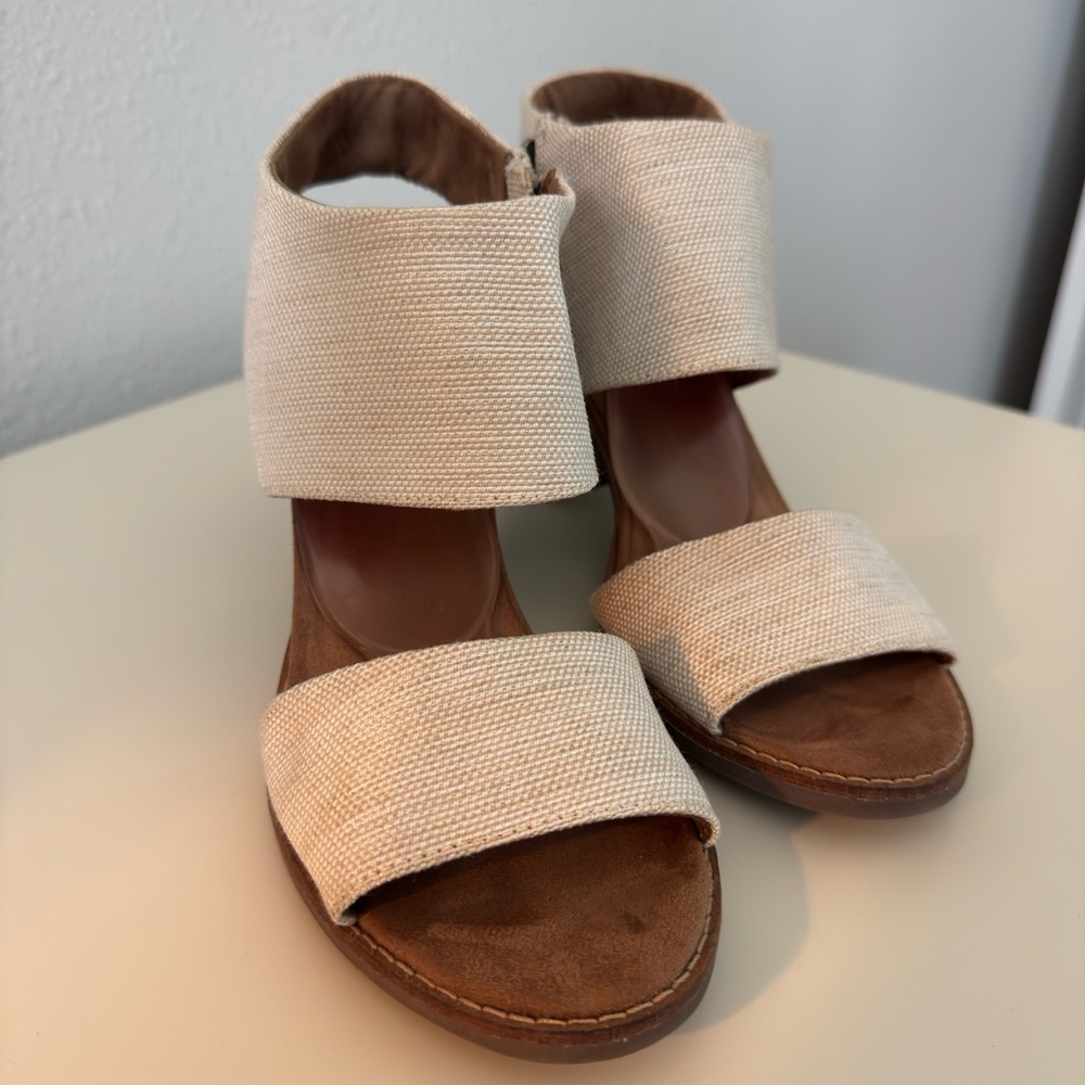 EUC Tom’s Ivory Burlap Heals with zipper and wooden 3” heal